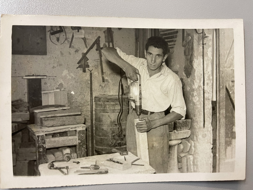 Foto papa Gianni nel laboratorio storico anni 50